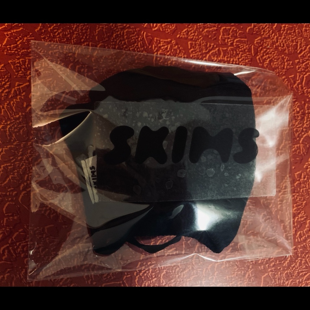 SKIMS ONYX black kardashian face mask